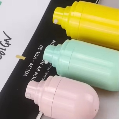 繊細なデザイン 皮膚ケア用化粧品用 50ml 逆向きの空気のないボトル