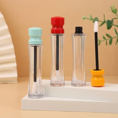 プラスチック製のリップグラスチューブで,腰まで蓋がついています.色々な色があります.