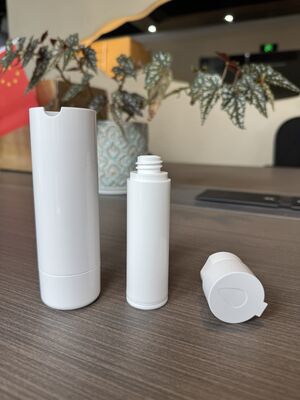 ABS + PP およびカスタマイズされた色の真空ローション ポンプを備えた卸売 30 ミリリットル 50 ミリリットル ツイスト プラスチック エアレス ポンプ ボトル