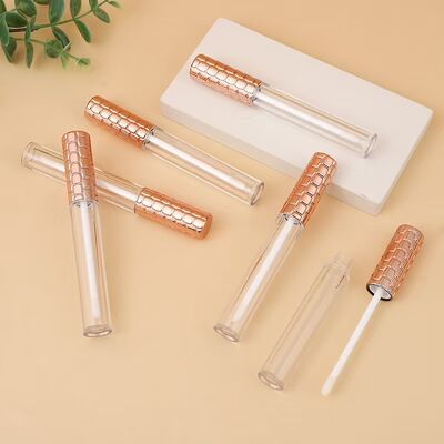 ホールセール 4.5ml プラスチック リップグロースチューブ 金色のキャップと白いブラシで 空の化粧品容器